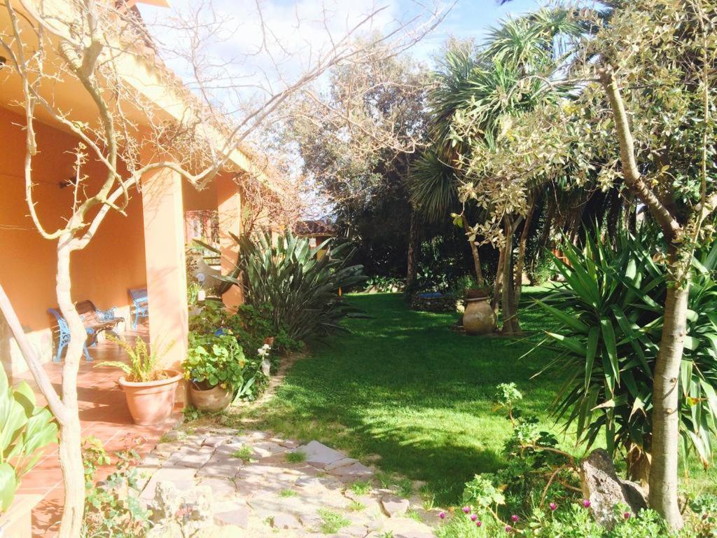 Il Bouganville Oristano Bagian luar foto