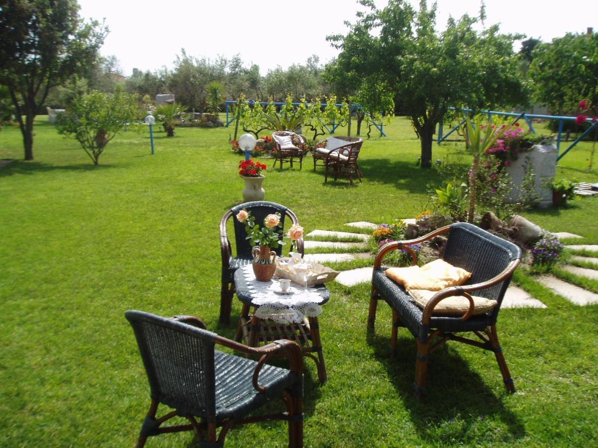 Il Bouganville Oristano Bagian luar foto