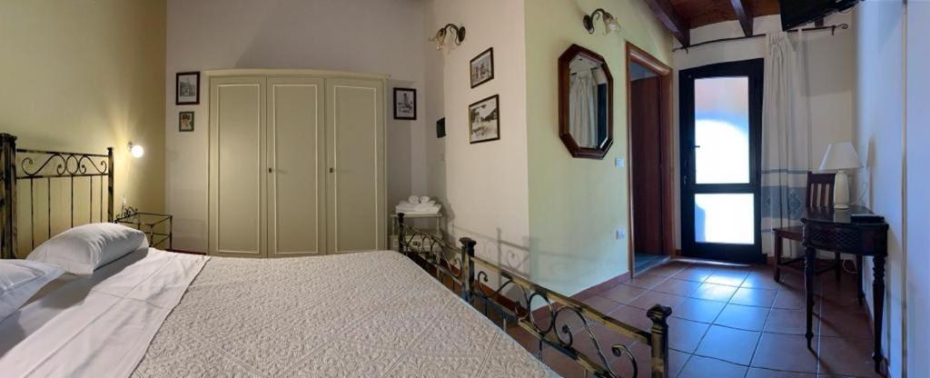 Il Bouganville Oristano Bagian luar foto